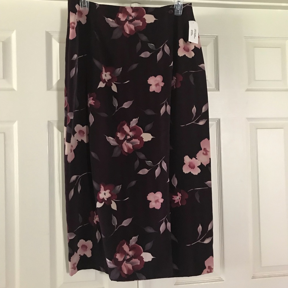 JUST IN! 🌺Floral Wraparound Skirt Size 15/16 NWT